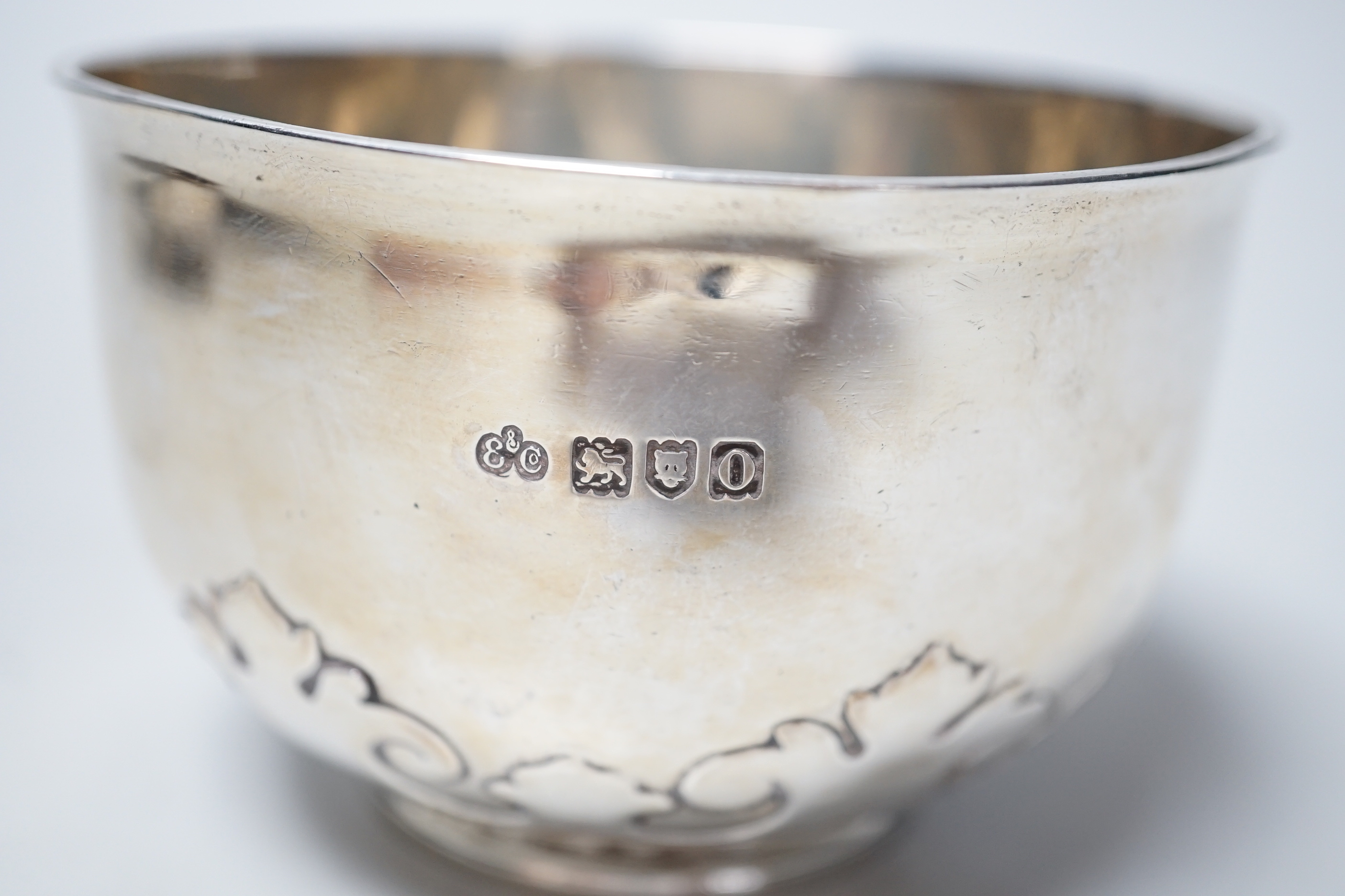 An Edwardian silver sugar bowl, with card cut decoration, Elkington & Co, London, 1909, diameter 98mm, 5.7oz.